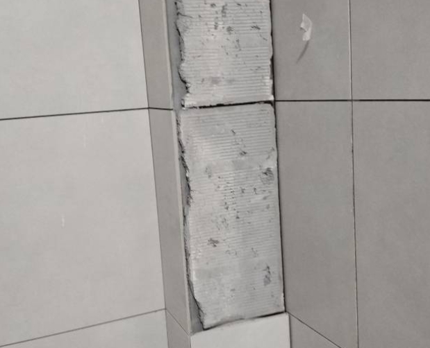 迁西瓷砖空鼓维修公司分享下瓷砖施工前基层浇水润湿程度不足，可能导致以下问题