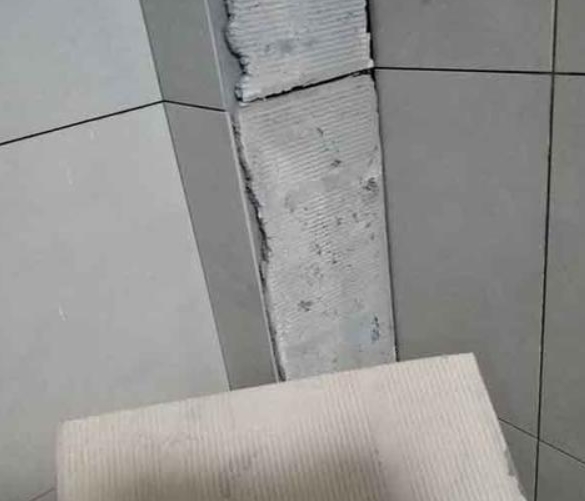 迁西瓷砖空鼓维修公司分享下厨房瓷砖脱落的补救措施。